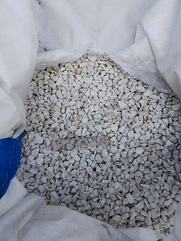 Kamenclub.ru: Мраморная крошка, щебень, цвет-белый, фр. 10-20 мм.  купить в Санкт-Петербурге мрамор белый, молочный айвори каменная ландшафтная декоративная крошка шебня 12000 руб/т   фото КАМЕНЬ КЛУБ