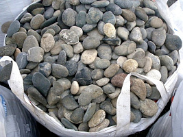 Kamenclub.ru: Галька речная плоская (ассорти) фр. 100-200-300 мм купить в Санкт-Петербурге галька галечник природный серый, белый темно-серый синий рыжий светло-серый природная галька плоская крупная 8000 руб/т   фото КАМЕНЬ КЛУБ
