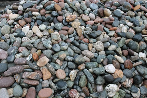 Kamenclub.ru: Галька окат (цветная картошка) фр. 50-100 мм. купить  в Санкт-Петербурге галька природная окатанная серый белый цветной синий темно-серый коричневый округлый галечник окатанный 6800 руб/т   фото КАМЕНЬ КЛУБ