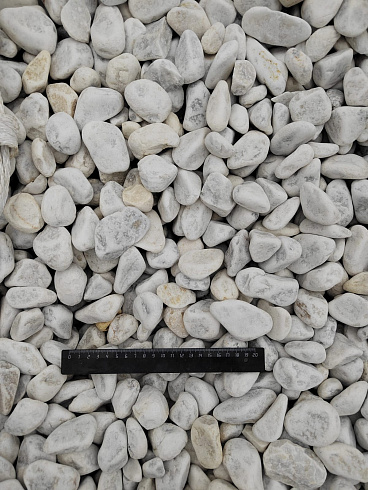 Kamenclub.ru: Мраморная крошка (щебень галтованный белый) фр.40-70 мм.  купить в Санкт-Петербурге мрамор белый молочный айвори окатанный округлый природный камень 17000 руб/т   фото КАМЕНЬ КЛУБ