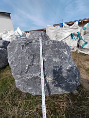 Kamenclub.ru: Черный мрамор скальник фр. 1000-1500 мм.  купить в Санкт-Петербурге мрамор черный белый серый крупный колотый валун ландшафтный 9000 руб/т   фото КАМЕНЬ КЛУБ