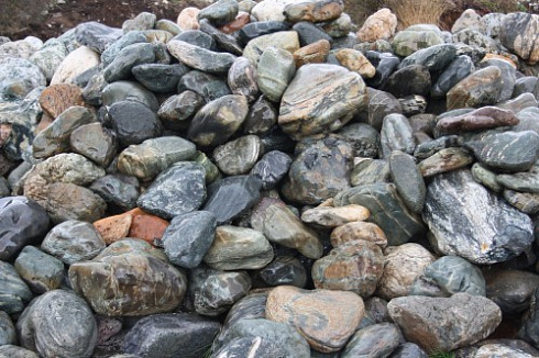 Kamenclub.ru: Ландшафтные валунчики фр.100-500 мм.  купить в Санкт-Петербурге крупный природный камень серый, темно-серый, светло-серый речной валун крупный 4800 руб/т   фото КАМЕНЬ КЛУБ