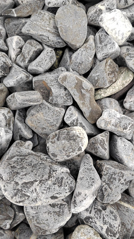 Kamenclub.ru: Щебень галтованный черный (мрамор) фр.40-70 мм.  купить в Санкт-Петербурге мрамор черный с белыми прожилками, черный, белый щебень галтованный округлый 13500 руб/т   фото КАМЕНЬ КЛУБ