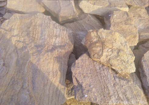 Kamenclub.ru: Песчаник пластушка "фонтанка" желтая (3,0 - 5,0 см)  купить в Санкт-Петербурге песчаник желтая, рыжий, желтый песчаник колотый рваный со сколом облицовочный 16200 руб/м3   фото КАМЕНЬ КЛУБ