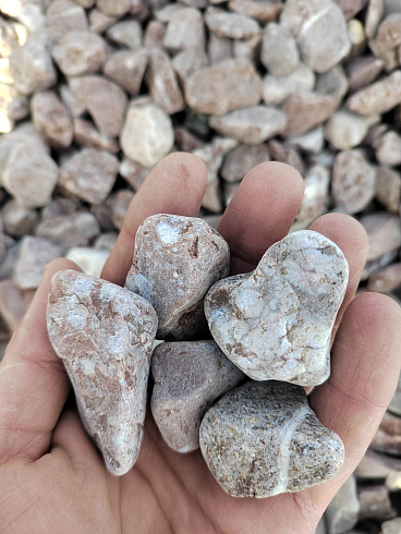 Kamenclub.ru: Мраморная крошка (щебень галтованный розовый) фр.20-40 мм.  купить в Санкт-Петербурге мрамор розовый, красный оголтованный округлый щебень  15000 руб/т   фото КАМЕНЬ КЛУБ