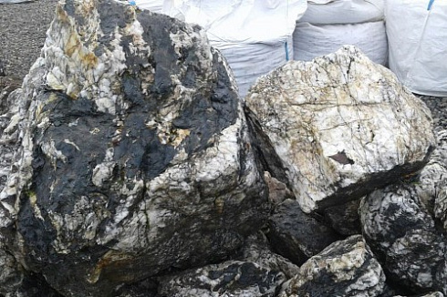 Kamenclub.ru: Черный гранит - кварцит фр. 500-1000 мм.  купить в Санкт-Петербурге гранит кварцит черный серый белый скальный колотый валун 9750 руб/т   фото КАМЕНЬ КЛУБ