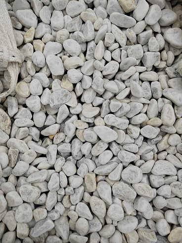 Kamenclub.ru: Мраморная крошка (щебень галтованный белый) фр.40-70 мм.  купить в Санкт-Петербурге мрамор белый молочный айвори окатанный округлый природный камень 17000 руб/т   фото КАМЕНЬ КЛУБ