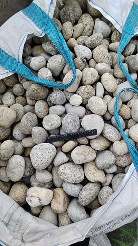 Kamenclub.ru: Галька речная окат (серо-белая) фр. 70-120 мм купить  в Санкт-Петербурге галька галечник бело-серая, серо-белая, серая, белая речная природная галька  8000 руб/т   фото КАМЕНЬ КЛУБ