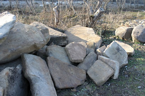 Kamenclub.ru: Песчаник плиты - плахи - пошаговые дорожки (фр. 70-150 мм)  купить в Санкт-Петербурге песчаник серый бежевый желтый зеленый колотый песчаник строительный 6500 руб/т   фото КАМЕНЬ КЛУБ