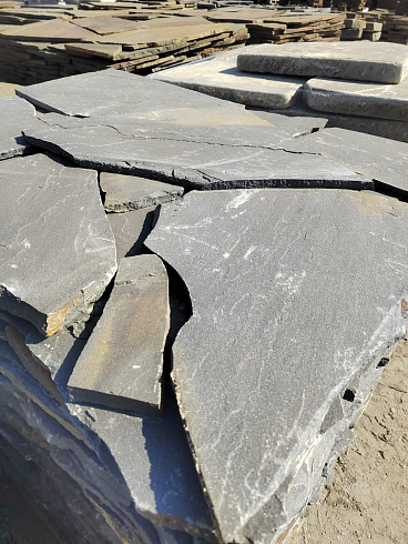 Kamenclub.ru: Песчаник пластушка светло-серый (3,0 см)  купить в Санкт-Петербурге песчаник светло-серый, серый песчаник рваный ландшафтный колотый 13800 руб/м3   фото КАМЕНЬ КЛУБ