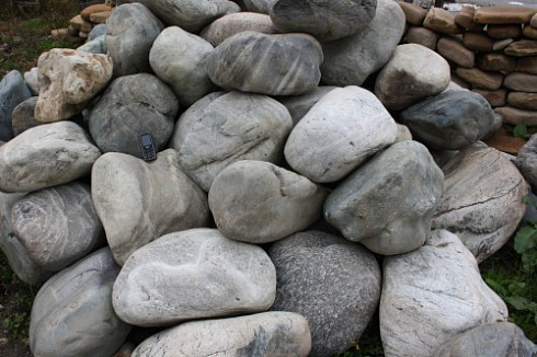 Kamenclub.ru: Речной валун Кабанчик фр.300-500 мм.  купить в Санкт-Петербурге крупный природный камень галька серый, темно-серый речной валун галечник масштабный 7000 руб/т   фото КАМЕНЬ КЛУБ