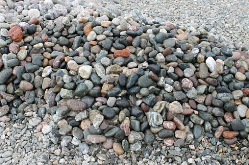 Kamenclub.ru: Галька окат (цветная картошка) фр. 50-100 мм. купить  в Санкт-Петербурге галька природная окатанная серый белый цветной синий темно-серый коричневый округлый галечник окатанный 6800 руб/т   фото КАМЕНЬ КЛУБ
