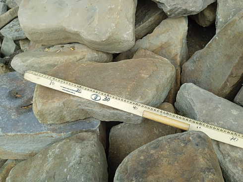 Kamenclub.ru: Песчаник для мощения дорожек, площадок, парковок ( фр 5-10 см)  купить в Санкт-Петербурге песчаник  серый желтый коричневый рыжий песчаник оголтованный окатанный 6500 руб/т   фото КАМЕНЬ КЛУБ