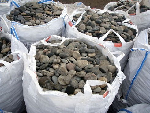 Kamenclub.ru: Галька речная плоская (ассорти) фр. 70-150 мм. купить  в Санкт-Петербурге галька галечник серый белый темно-серый синий светло-серый плоская природная галька  9000 руб/т   фото КАМЕНЬ КЛУБ