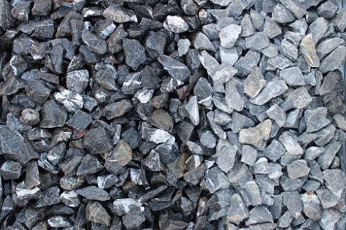 Kamenclub.ru: Щебень крошка черный (мрамор) фр. 20-40 мм.  купить в Санкт-Петербурге мрамор черный с белыми прожилками мраморная каменная крошка 11000 руб/т   фото КАМЕНЬ КЛУБ