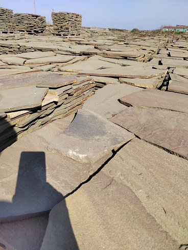 Kamenclub.ru: Песчаник пластушка серо-зеленый (4,0 см- 5,0 см)  купить в Санкт-Петербурге песчаник серо-зеленый, серый, зеленый песчаник рваный ландшафтный колотый 9000 руб/м3   фото КАМЕНЬ КЛУБ