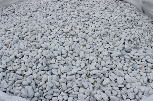 Kamenclub.ru: Мраморная крошка (щебень галтованный белый) фр.10-20 мм.  купить в Санкт-Петербурге мрамор белый, молочный, айвори окатанный округлый декоративный ландшафтный щебень 17000 руб/т   фото КАМЕНЬ КЛУБ