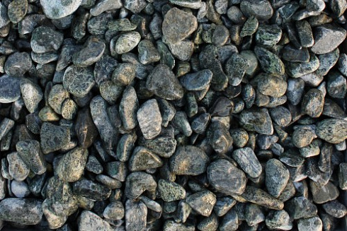 Kamenclub.ru: Щебень галтованный зеленый (змеевик) фр. 20-40 мм.  купить в Санкт-Петербурге мрамор зеленый, салатовый оголтованный щебень мраморный 12500 руб/т   фото КАМЕНЬ КЛУБ