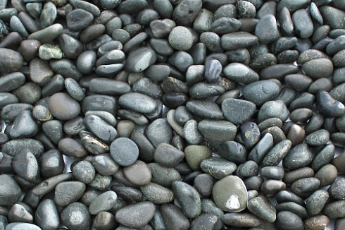 Kamenclub.ru: Галька речная окат (темно-серая) фр. 70-150 мм. купить  в Санкт-Петербурге галька речная темно-серая, синяя, серая речная галька округлая  8000 руб/т   фото КАМЕНЬ КЛУБ