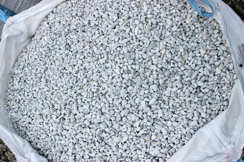 Kamenclub.ru: Мраморная крошка (щебень галтованный белый) фр.10-20 мм.  купить в Санкт-Петербурге мрамор белый, молочный, айвори окатанный округлый декоративный ландшафтный щебень 17000 руб/т   фото КАМЕНЬ КЛУБ