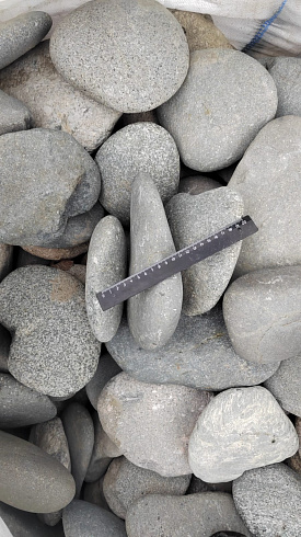 Kamenclub.ru: Галька речная плоская (темно-серая) фр. 70-150 мм. купить  в Санкт-Петербурге галечник природный темно-серый серый синий речная плоская природная окатанная  9000 руб/т   фото КАМЕНЬ КЛУБ