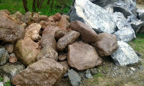 Kamenclub.ru: Конгломераты фр. 300-1000 мм.  купить в Санкт-Петербурге кварц мрамор диабаз коричневый, серый зеленоватый речной валун крупный 6500 руб/т   фото КАМЕНЬ КЛУБ