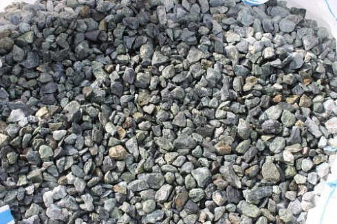 Kamenclub.ru: Щебень крошка зеленый (змеевик) фр. 20-40 мм.  купить в Санкт-Петербурге мрамор зеленый, салатовый ландшафтная мраморная крошка 8500 руб/т   фото КАМЕНЬ КЛУБ