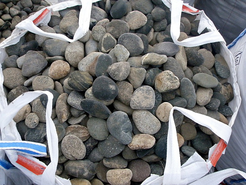 Kamenclub.ru: Галька речная плоская (ассорти) фр. 100-200-300 мм. купить  в Санкт-Петербурге галька плоская разноцветная серый белый темно-серый синий речная галька ландшафтная 8000 руб/т   фото КАМЕНЬ КЛУБ