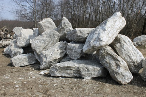 Kamenclub.ru: Мраморизированный известняк фр.500-1500 мм.  купить в Санкт-Петербурге    10000 руб/т   фото КАМЕНЬ КЛУБ