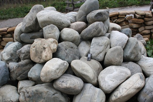 Kamenclub.ru: Речной валун Кабанчик фр.300-500 мм.  купить в Санкт-Петербурге крупный природный камень галька серый, темно-серый речной валун галечник масштабный 7000 руб/т   фото КАМЕНЬ КЛУБ