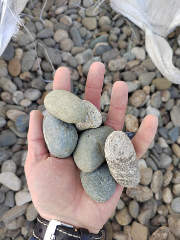 Kamenclub.ru: Галька речная окат (пестрая) фр. 20-40 мм. купить  в Санкт-Петербурге галька речная пестрая, серая, серые оттенки галька речная окатанная округлая 5000 руб/т   фото КАМЕНЬ КЛУБ