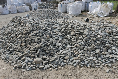 Kamenclub.ru: Галька речная плоская (ассорти) фр. 70-150 мм. купить  в Санкт-Петербурге галька галечник серый белый темно-серый синий светло-серый плоская природная галька  9000 руб/т   фото КАМЕНЬ КЛУБ