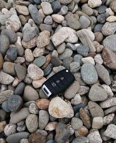 Kamenclub.ru: Галька горная речная окат (цветная) фр. 20-40 мм. купить  в Санкт-Петербурге галька речная серый синий бежевый белый окатанная речная галька ландшафтная 6800 руб/т   фото КАМЕНЬ КЛУБ