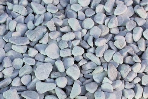 Kamenclub.ru: Мраморная крошка (щебень галтованный белый), фр.20-40 мм.  купить в Санкт-Петербурге мрамор белый бежевый молочный мраморный щебень декоративный 17000 руб/т   фото КАМЕНЬ КЛУБ