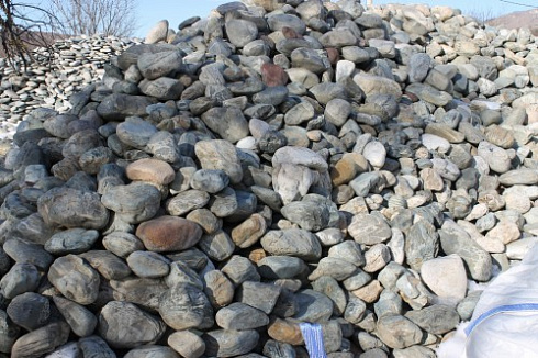 Kamenclub.ru: Ландшафтные валунчики фр.100-500 мм.  купить в Санкт-Петербурге крупный природный камень серый, темно-серый, светло-серый речной валун крупный 4800 руб/т   фото КАМЕНЬ КЛУБ