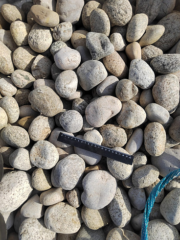 Kamenclub.ru: Галька речная окат (серо-белая) фр. 70-120 мм купить  в Санкт-Петербурге галька галечник бело-серая, серо-белая, серая, белая речная природная галька  8000 руб/т   фото КАМЕНЬ КЛУБ
