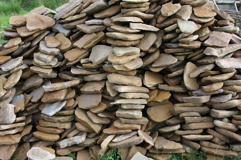 Kamenclub.ru: Песчаник колотый для облицовки (фр. 2-3 см)  купить в Санкт-Петербурге песчаник бежевый серый рыжий песчаник строительный 5000 руб/т   фото КАМЕНЬ КЛУБ