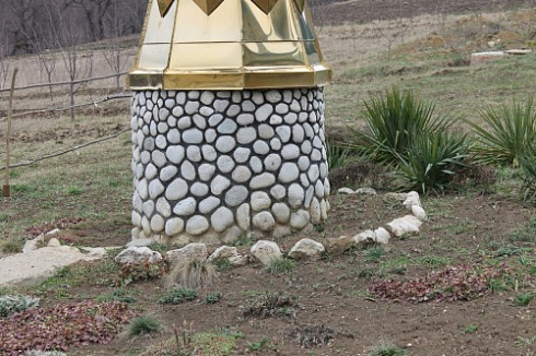 Kamenclub.ru: Галька речная плоская (бело-серая) фр. 100-200-300 мм. купить  в Санкт-Петербурге галька речная плоская серый, белый, бело-серый, серо-белый речная галька плоская  9000 руб/т   фото КАМЕНЬ КЛУБ