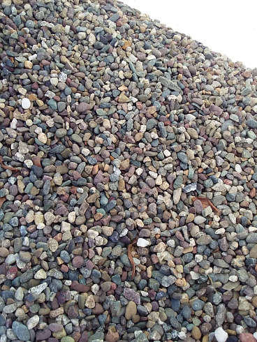 Kamenclub.ru: Галька речная окат цветная фр.5-10 мм. купить  в Санкт-Петербурге галька речная белый, серый, красноватый, синий, темно-серый речная окатанная галька декоративная 6800 руб/т   фото КАМЕНЬ КЛУБ