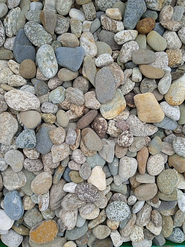 Kamenclub.ru: Галька горная речная окат (цветная) фр. 20-40 мм. купить  в Санкт-Петербурге галька речная серый синий бежевый белый окатанная речная галька ландшафтная 6800 руб/т   фото КАМЕНЬ КЛУБ