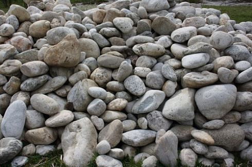 Kamenclub.ru: Бело-серый валунчик фр.100-300 мм.  купить в Санкт-Петербурге крупный камень для ландшафта серый, белый бело-серый валун крупная галька 4500 руб/т   фото КАМЕНЬ КЛУБ