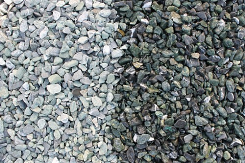 Kamenclub.ru: Мраморная крошка (щебень галтованный микс:зеленый-черный) фр.10-20 мм.  купить в Санкт-Петербурге мрамор зеленый, черный декоративные ландшафтные окатанные округлые камни щебня 14500 руб/т   фото КАМЕНЬ КЛУБ