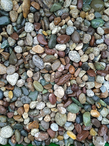 Kamenclub.ru: Галька горная речная окат (цветная) фр. 20-40 мм. купить  в Санкт-Петербурге галька речная серый синий бежевый белый окатанная речная галька ландшафтная 6800 руб/т   фото КАМЕНЬ КЛУБ