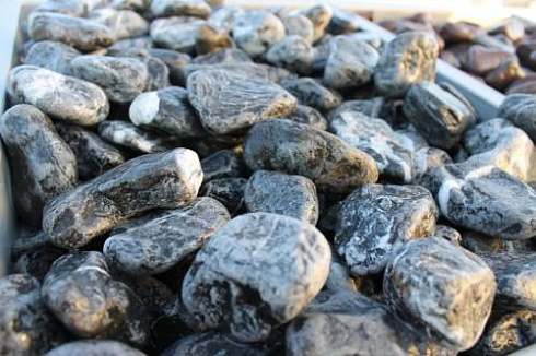 Kamenclub.ru: Щебень галтованный черный (мрамор) фр.20-40 мм.  купить в Санкт-Петербурге мрамор черный с белыми прожилками мрамор окатанный округлый 15000 руб/т   фото КАМЕНЬ КЛУБ