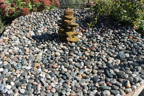 Kamenclub.ru: Галька окат (цветная картошка) фр. 50-100 мм. купить  в Санкт-Петербурге галька природная окатанная серый белый цветной синий темно-серый коричневый округлый галечник окатанный 6800 руб/т   фото КАМЕНЬ КЛУБ