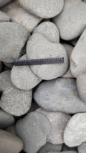 Kamenclub.ru: Галька речная плоская (темно-серая) фр. 70-150 мм. купить  в Санкт-Петербурге галечник природный темно-серый серый синий речная плоская природная окатанная  9000 руб/т   фото КАМЕНЬ КЛУБ