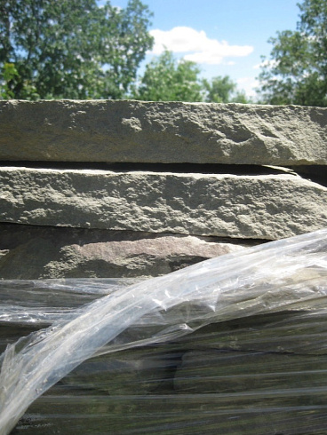 Kamenclub.ru: Песчаник пластушка серо-зеленый (3,0 см)  купить в Санкт-Петербурге песчаник серо-зеленый, серый, зеленый песчаник пластушка колотый рваный ландшафтный 10200 руб/м3   фото КАМЕНЬ КЛУБ