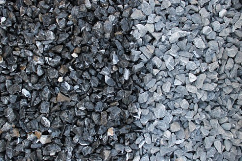 Kamenclub.ru: Щебень крошка черный (мрамор) фр. 10-20 мм.  купить в Санкт-Петербурге мрамор черный с белыми прожилками, черный, белый каменная ландшафтная декоративная крошка щебня 11000 руб/т   фото КАМЕНЬ КЛУБ