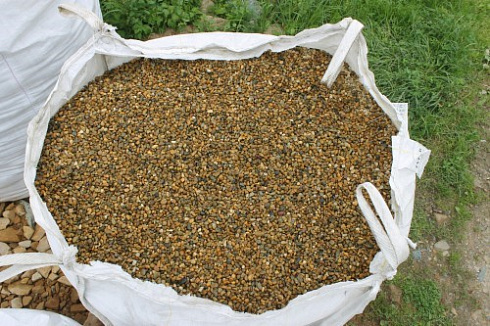 Kamenclub.ru: Галька окат (серо-желтая) фр.10-20 мм. купить  в Санкт-Петербурге галька серо-желтая, рыжая, серый речная окатанная округлая галька 5000 руб/т   фото КАМЕНЬ КЛУБ