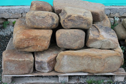 Kamenclub.ru: Песчаник для строительства и кладки (фр. 200-400 мм)  купить в Санкт-Петербурге песчаник бежевый серый рыжий желтый блоки для строительства из песчаника 6500 руб/т   фото КАМЕНЬ КЛУБ